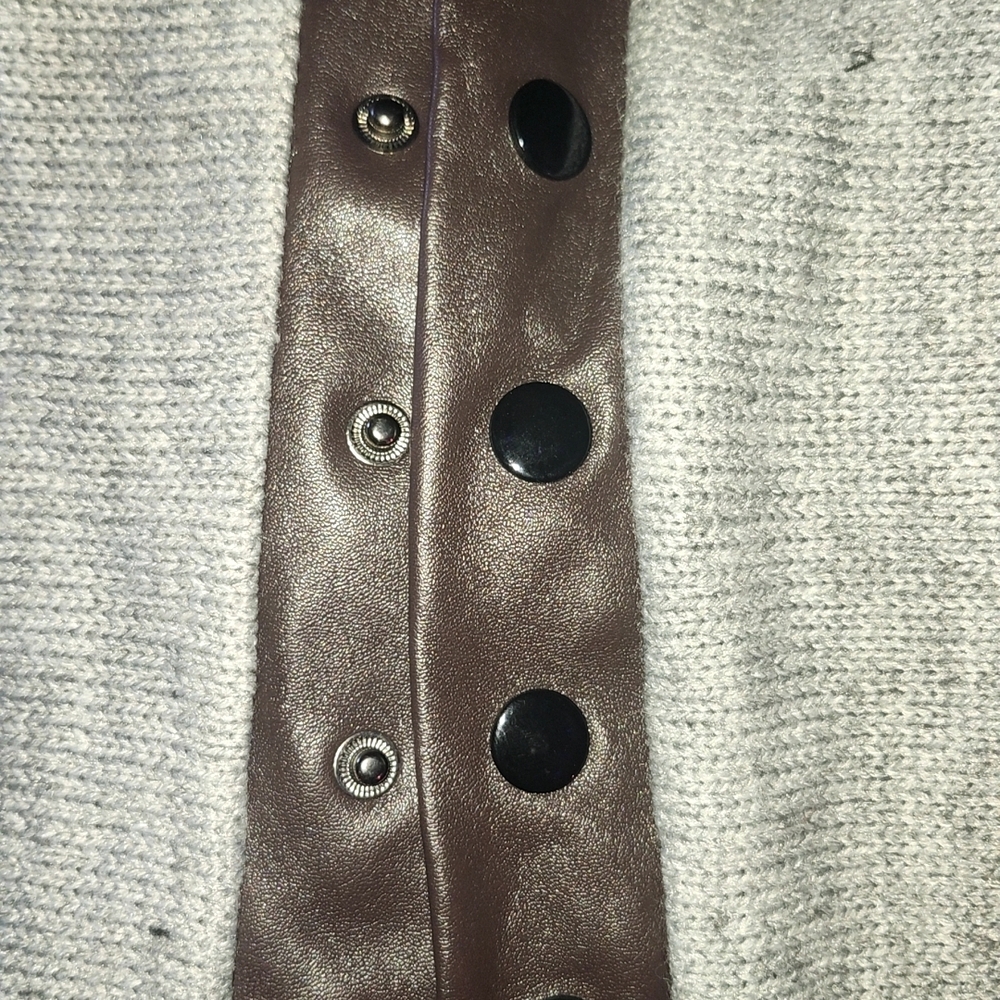 ✨️Gray Knit Scarf with Black Accent✨️ - Picture 6 of 6